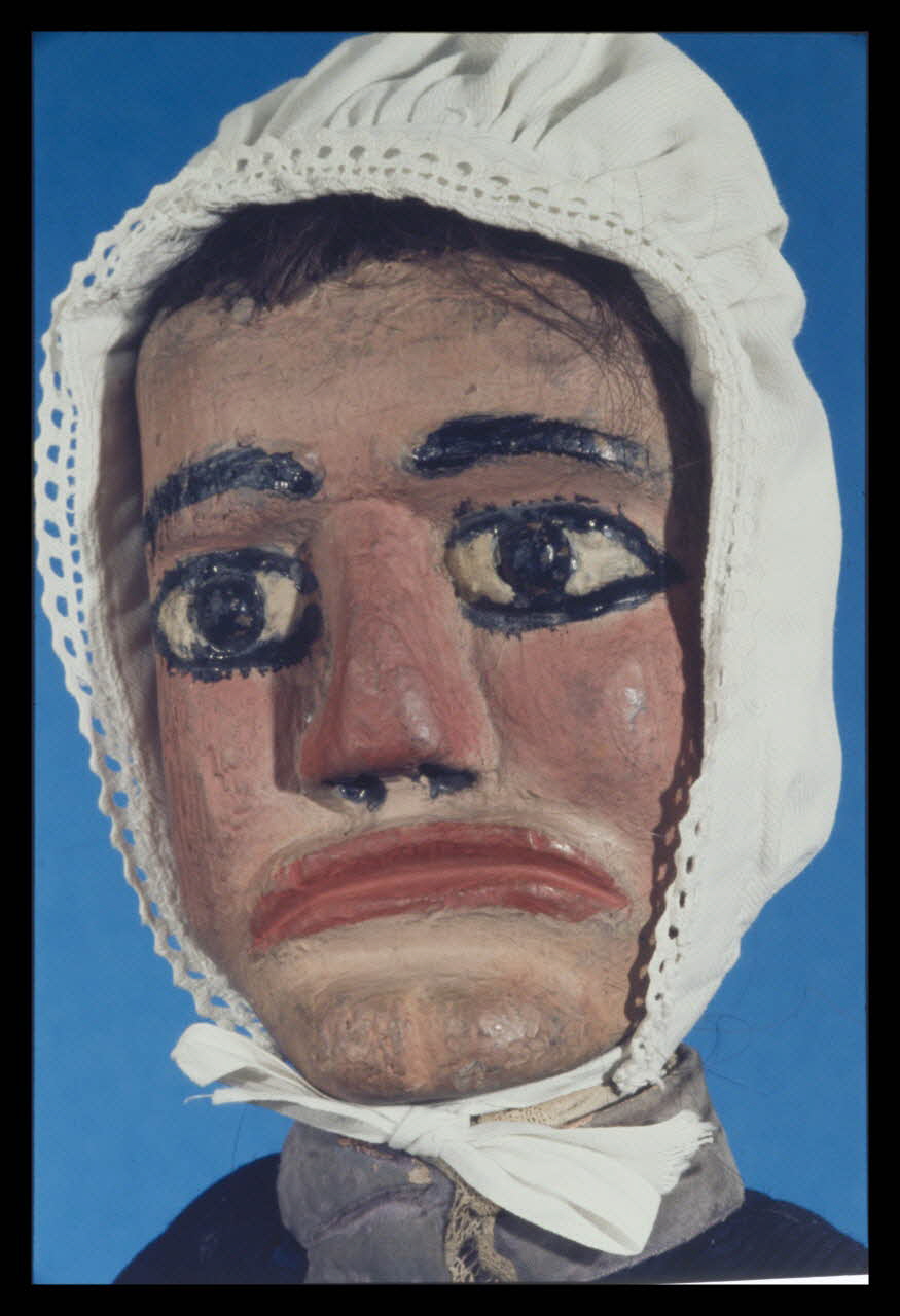 Alain Guey photographie Mère Michèle. Marionnette à gaine du théâtre du Parc des Buttes Chaumont (Guignol Anatole). Labelle (détail) Ile-de-France, France 1969/11/1 Ph.1969.12.399 Photo