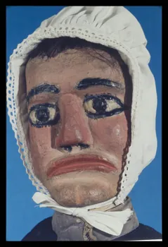 Alain Guey photographie Mère Michèle. Marionnette à gaine du théâtre du Parc des Buttes Chaumont (Guignol Anatole). Labelle (détail) Ile-de-France, France 1969/11/1 Ph.1969.12.399 Photo