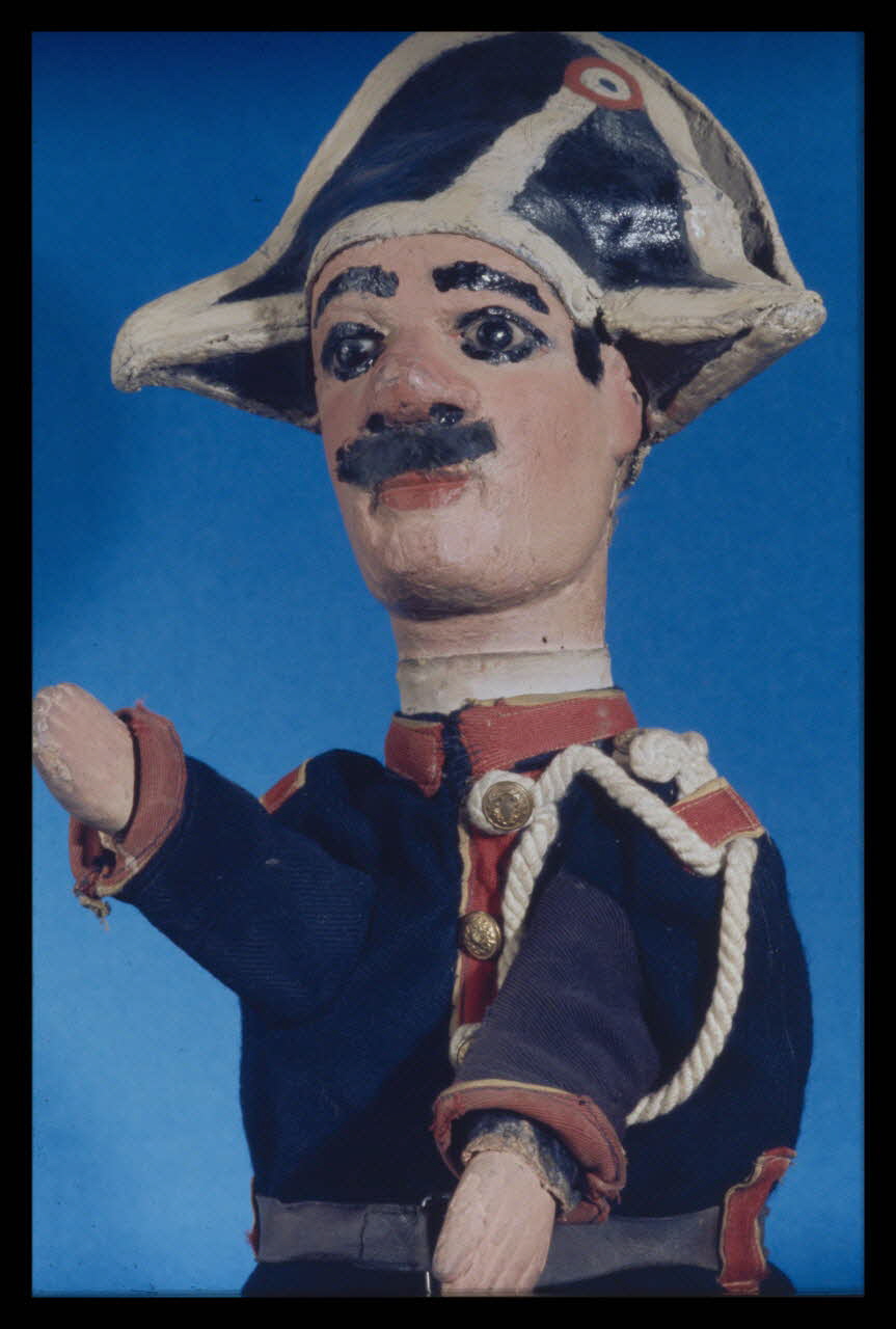 Alain Guey photographie Gendarme. Marionnette à gaine du théâtre du Parc des Buttes Chaumont (Guignol Anatole). Labelle (détail) Ile-de-France, France 1969/11/1 Ph.1969.12.400 Photo