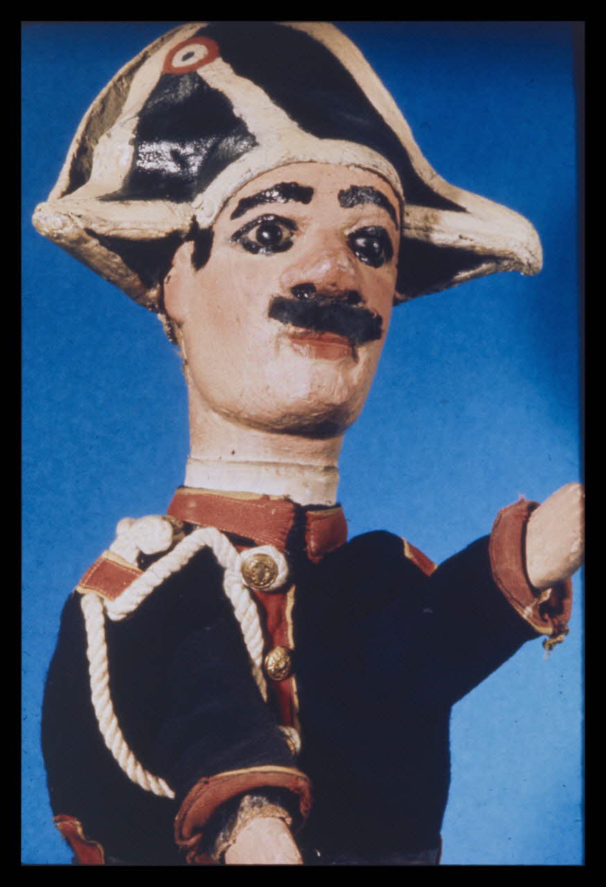 Alain Guey photographie Gendarme. Marionnette à gaine du théâtre du Parc des Buttes Chaumont (Guignol Anatole). Labelle (détail) Ile-de-France, France 1969/11/1 Ph.1969.12.401 Photo