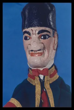 Alain Guey photographie Guignol. Marionnette à gaine du théâtre du Parc des Buttes Chaumont (Guignol Anatole). Labelle (détail) Ile-de-France, France 1969/11/1 Ph.1969.12.402  Photo
