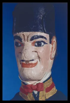 Alain Guey photographie Guignol. Marionnette à gaine du théâtre du Parc des Buttes Chaumont (Guignol Anatole). Labelle (détail) Ile-de-France, France 1969/11/1 Ph.1969.12.403  Photo