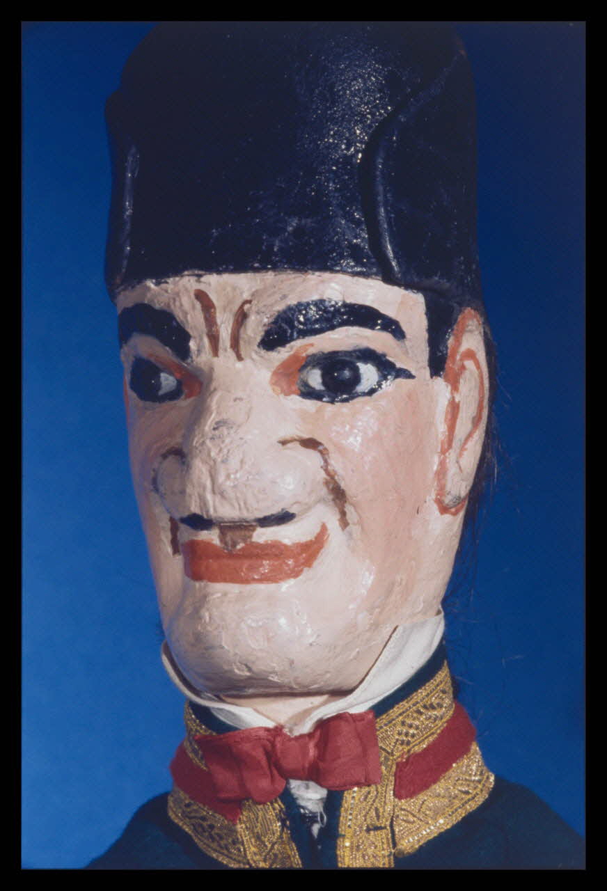 Alain Guey photographie Guignol. Marionnette à gaine du théâtre du Parc des Buttes Chaumont (Guignol Anatole). Labelle (détail) Ile-de-France, France 1969/11/1 Ph.1969.12.404 Photo