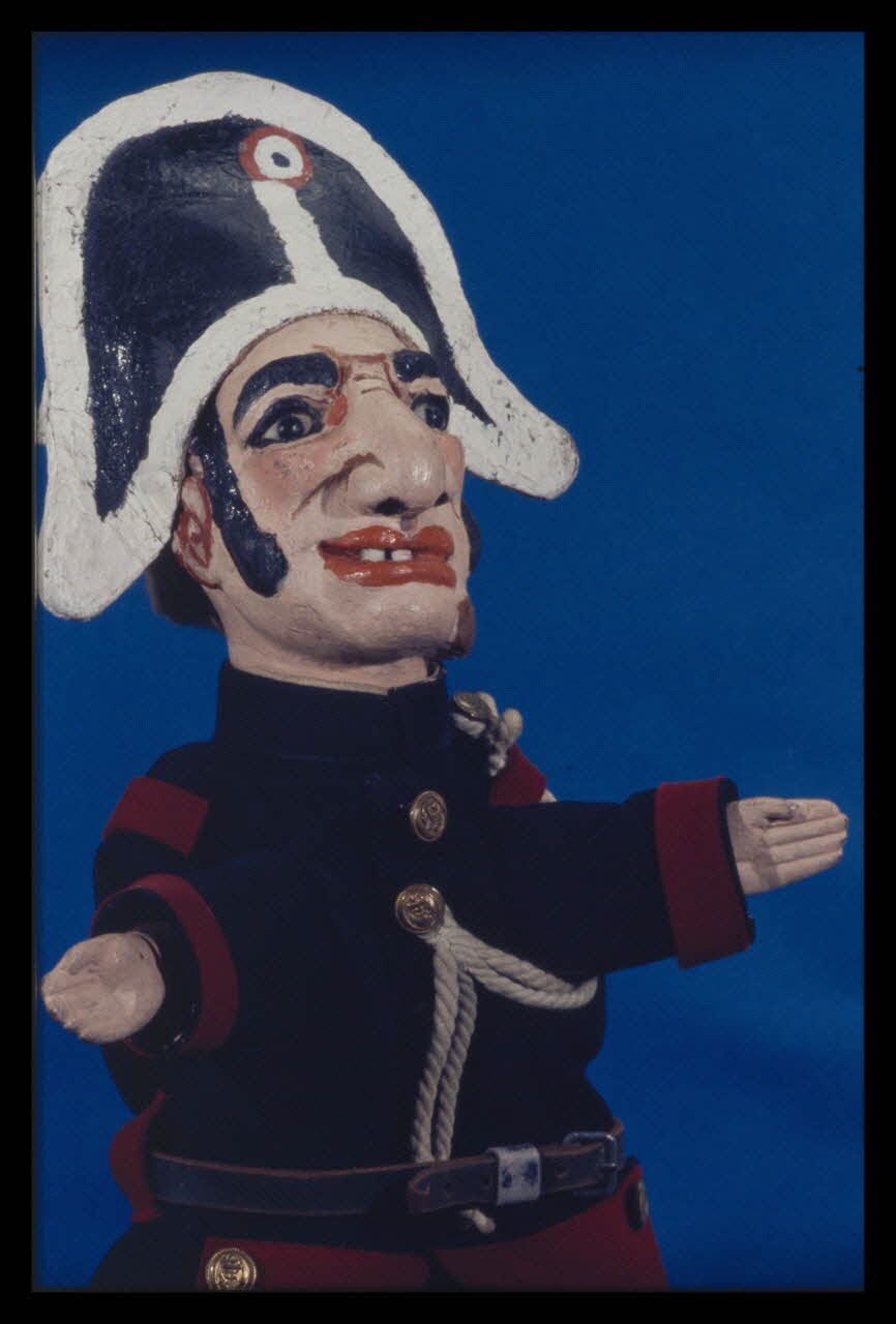 Alain Guey photographie Gendarme. Marionnette à gaine du théâtre du Parc des Buttes Chaumont (Guignol Anatole). Labelle (détail) Ile-de-France, France 1969/11/1 Ph.1969.12.405 Photo