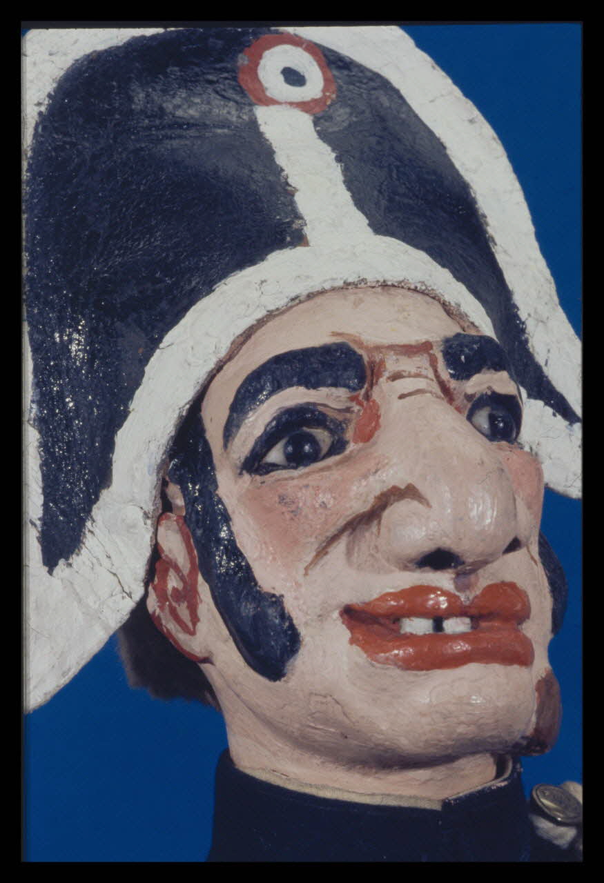 Alain Guey photographie Gendarme. Marionnette à gaine du théâtre du Parc des Buttes Chaumont (Guignol Anatole). Labelle (détail) Ile-de-France, France 1969/11/1 Ph.1969.12.406 Photo