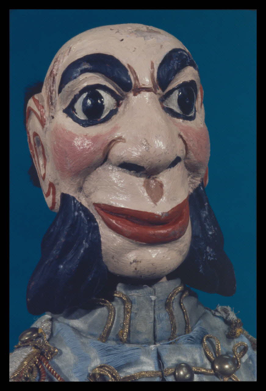 Alain Guey photographie Général russe. Marionnette à gaine du théâtre du Parc des Buttes Chaumont (Guignol Anatole). Labelle (détail de la tête) Ile-de-France, France 1969/11/1 Ph.1969.12.410 Photo