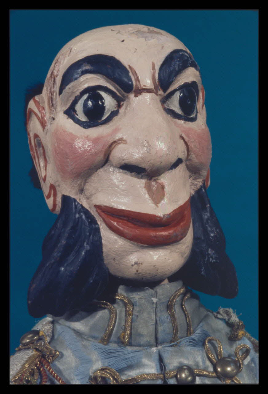 Alain Guey photographie Général russe. Marionnette à gaine du théâtre du Parc des Buttes Chaumont (Guignol Anatole). Labelle (détail de la tête) Ile-de-France, France 1969/11/1 Ph.1969.12.411 Photo