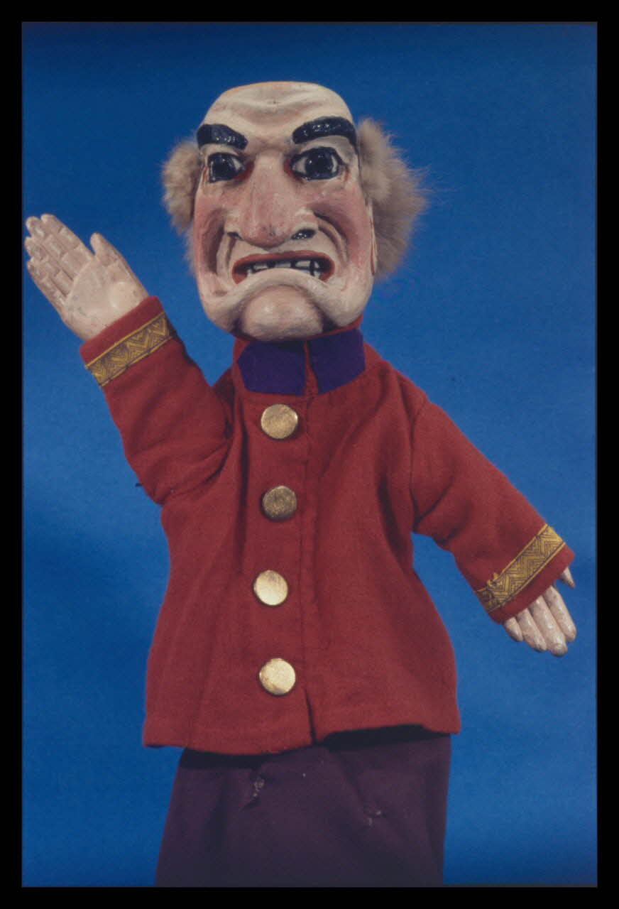 Alain Guey photographie Vieil homme ? Marionnette à gaine du théâtre du Parc des Buttes Chaumont (Guignol Anatole). Labelle (détail) Ile-de-France, France 1969/11/1 Ph.1969.12.412 Photo