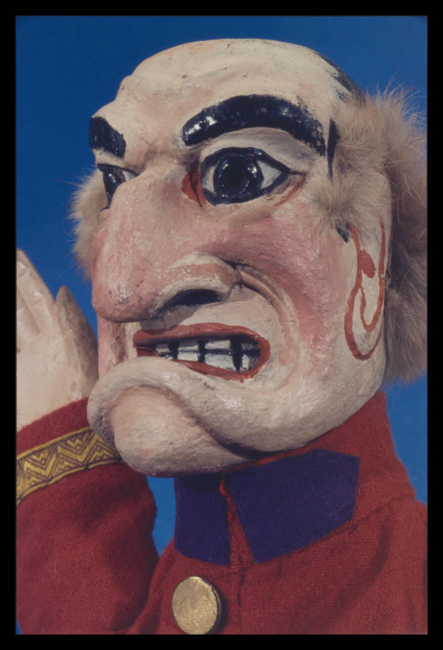 Alain Guey photographie Vieil homme ? Marionnette à gaine du théâtre du Parc des Buttes Chaumont (Guignol Anatole). Labelle (détail) Ile-de-France, France 1969/11/1 Ph.1969.12.413 Photo