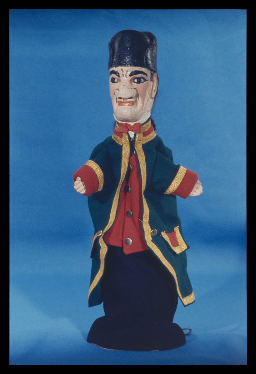 Alain Guey photographie Guignol. Marionnette à gaine du théâtre du Parc des Buttes Chaumont (Guignol Anatole). Labelle (détail) Ile-de-France, France 1969/11/1 Ph.1969.12.414 Photo