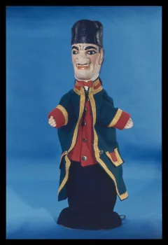 Alain Guey photographie Guignol. Marionnette à gaine du théâtre du Parc des Buttes Chaumont (Guignol Anatole). Labelle (détail) Ile-de-France, France 1969/11/1 Ph.1969.12.414  Photo