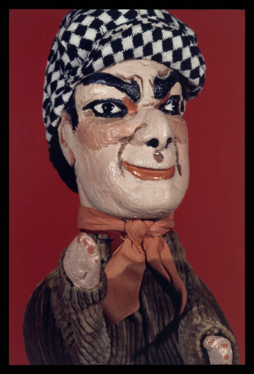 Alain Guey photographie Voleur. Marionnette à gaine du théâtre du Parc des Buttes Chaumont (Guignol Anatole). Labelle (détail) Ile-de-France, France 1969/11/1 Ph.1969.12.417 Photo