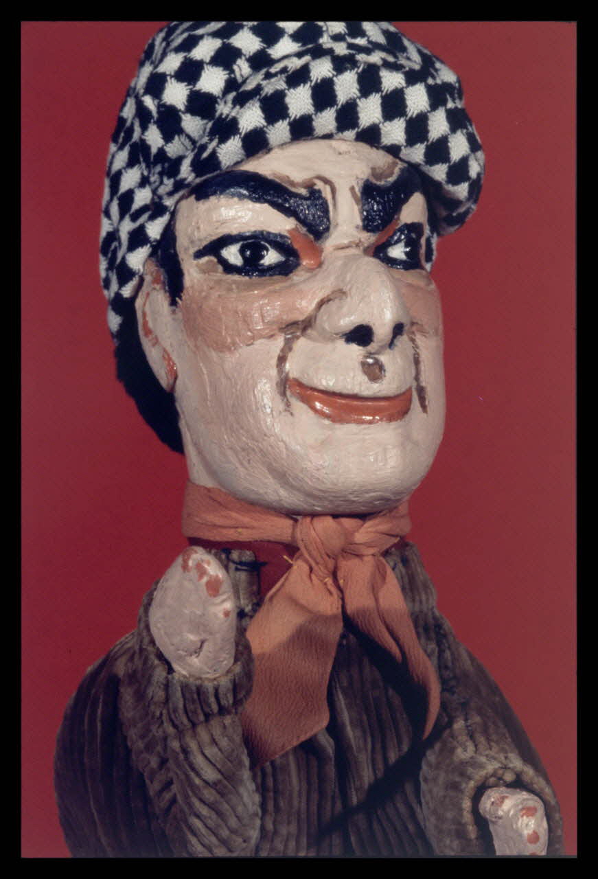 Alain Guey photographie Voleur. Marionnette à gaine du théâtre du Parc des Buttes Chaumont (Guignol Anatole). Labelle (détail) Ile-de-France, France 1969/11/1 Ph.1969.12.418 Photo