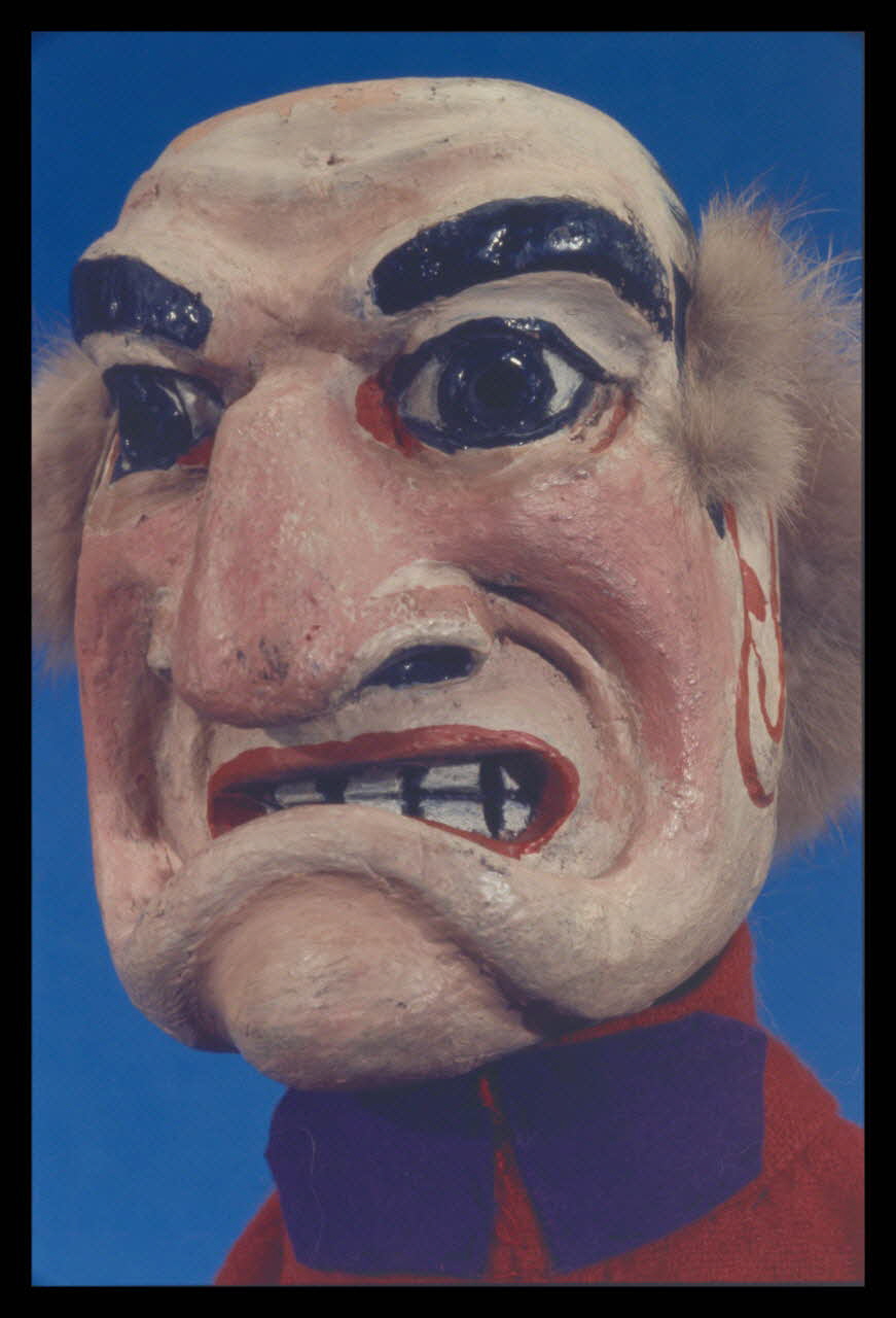 Alain Guey photographie Vieil homme. Marionnette à gaine du théâtre du Parc des Buttes Chaumont (Guignol Anatole). Labelle (détail de la tête) Ile-de-France, France 1969/11/1 Ph.1969.12.419 Photo