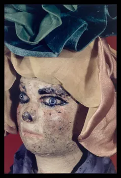 Alain Guey photographie Femme. Marionnette du théâtre de marionnettes du jardin des Tuileries (détail de la tête) Ile-de-France, France 1969/11/1 Ph.1969.12.420  Photo