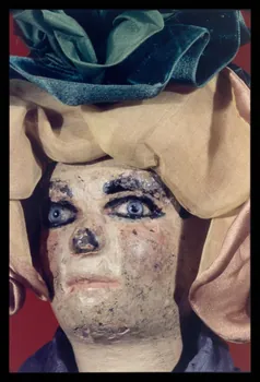 Alain Guey photographie Femme. Marionnette du théâtre de marionnettes du jardin des Tuileries (détail de la tête) Ile-de-France, France 1969/11/1 Ph.1969.12.421  Photo