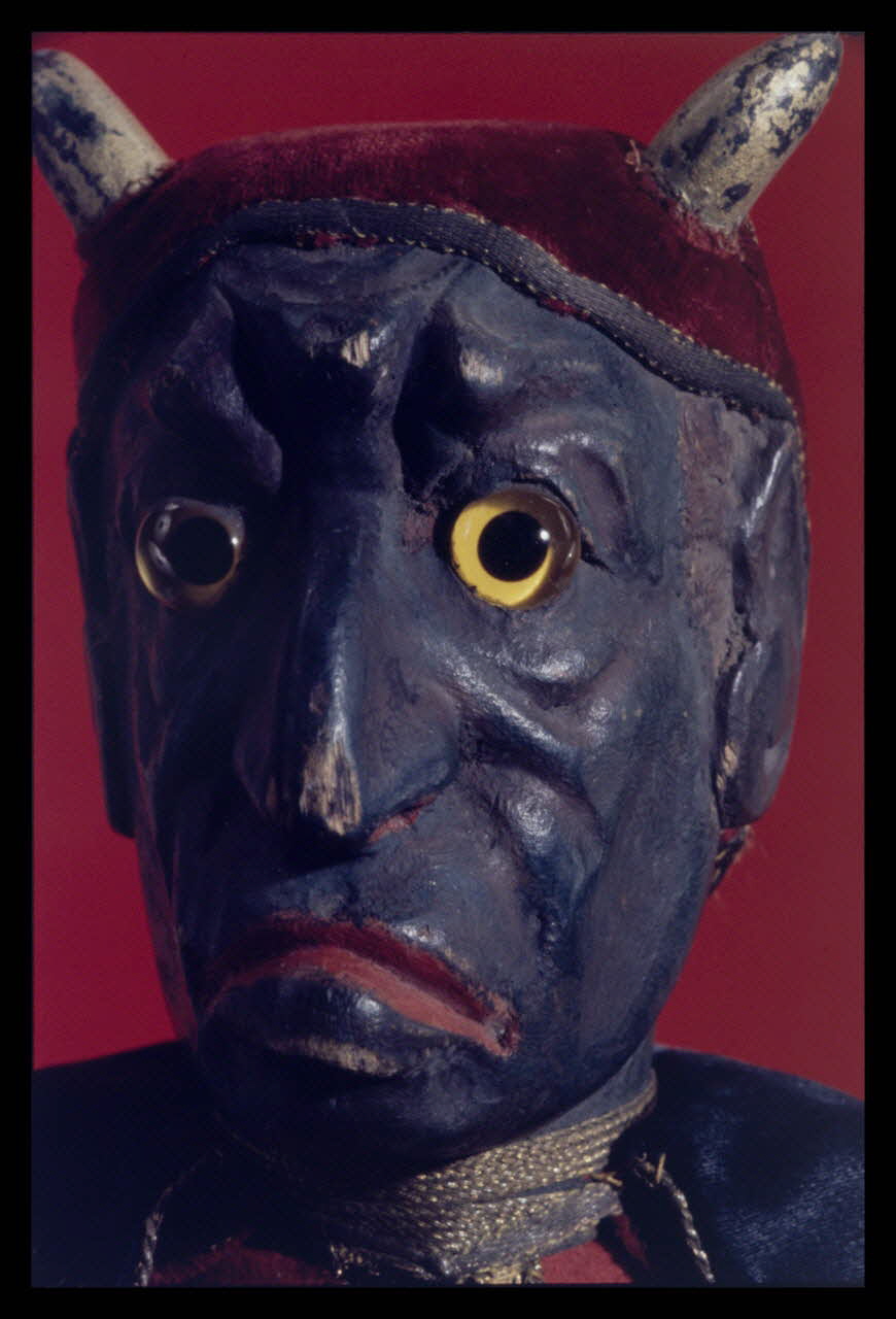 Alain Guey photographie Diable. Marionnette du théâtre de marionnettes du jardin des Tuileries (détail de la tête) Ile-de-France, France 1969/11/1 Ph.1969.12.425 Photo