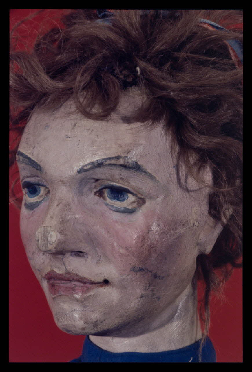 Alain Guey photographie Madelon. Marionnette à gaine du théâtre de marionnettes Horward (détail de la tête) Ile-de-France, France 1969/11/1 Ph.1969.12.450 Photo