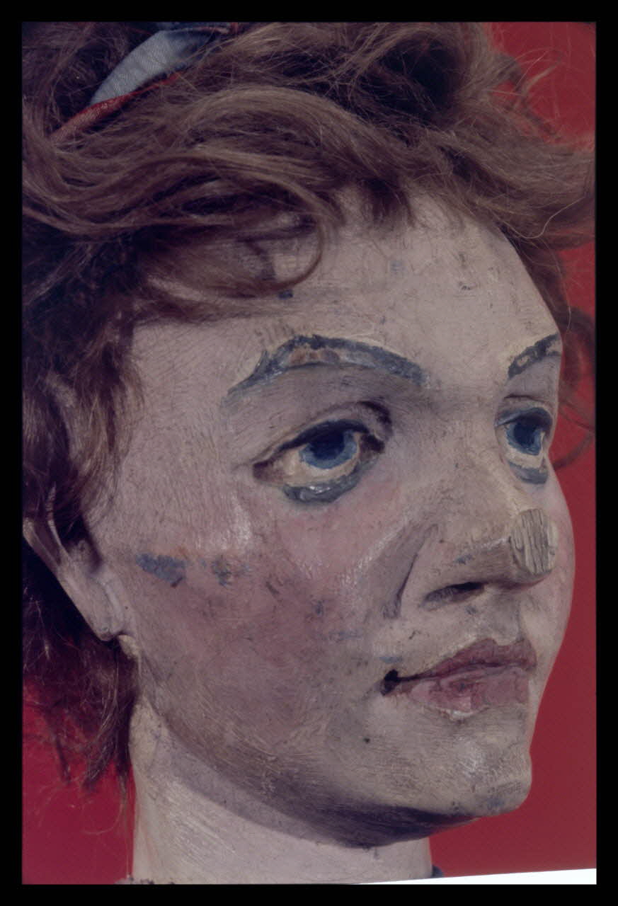 Alain Guey photographie Madelon. Marionnette à gaine du théâtre de marionnettes Horward (détail de la tête) Ile-de-France, France 1969/11/1 Ph.1969.12.451 Photo