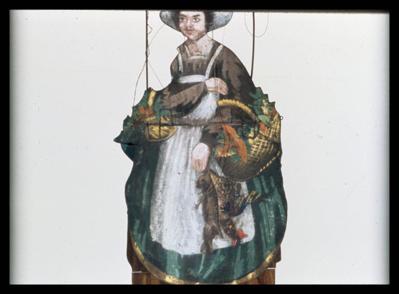 Alain Guey photographie Madame Mathurin revenant du marché (forme 1). Marionnette à transformations en tôle peinte du Théâtre des Lilliputiens (Dulaar-Roussel) Ile-de-France, France 1970/2/1 Ph.1970.4.144 Photo