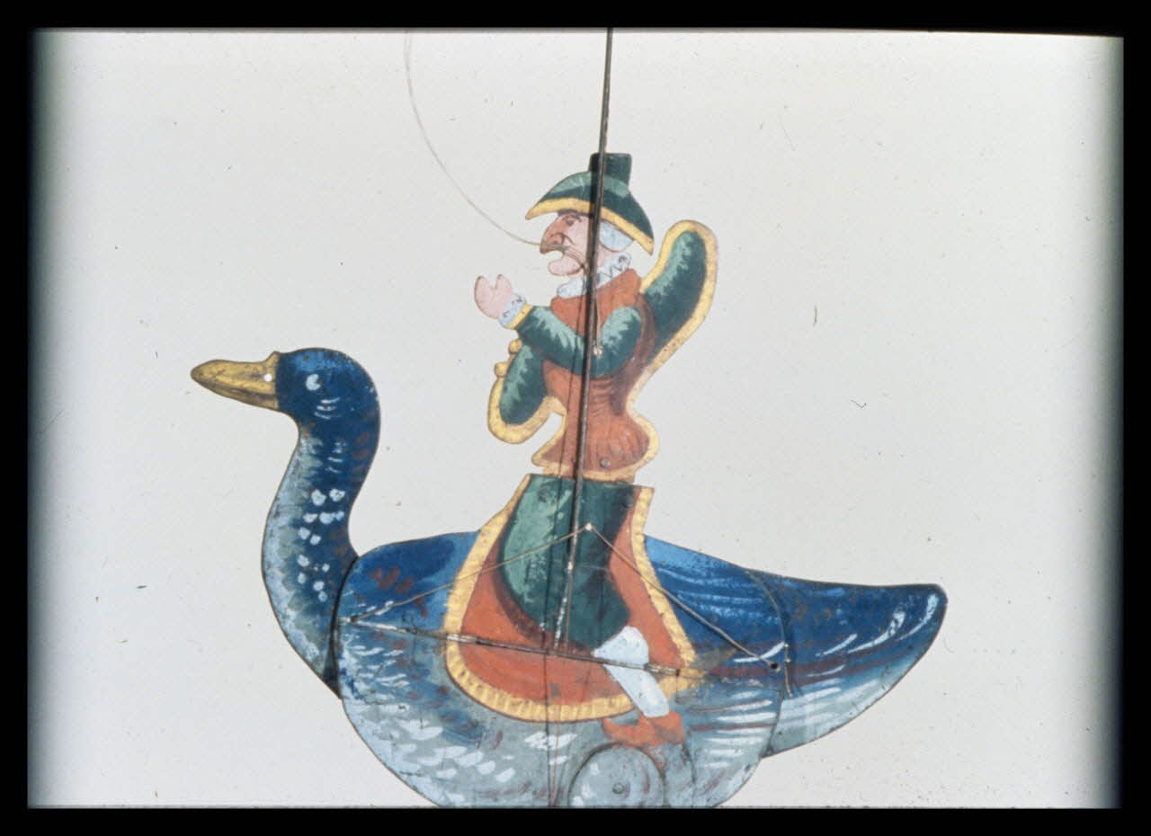 Alain Guey photographie Œuf transformé en canard avec polichinelle. Marionnette à transformations en tôle peinte du Théâtre des Lilliputiens (Dulaar-Roussel) Ile-de-France, France 1970/2/1 Ph.1970.4.146 Photo