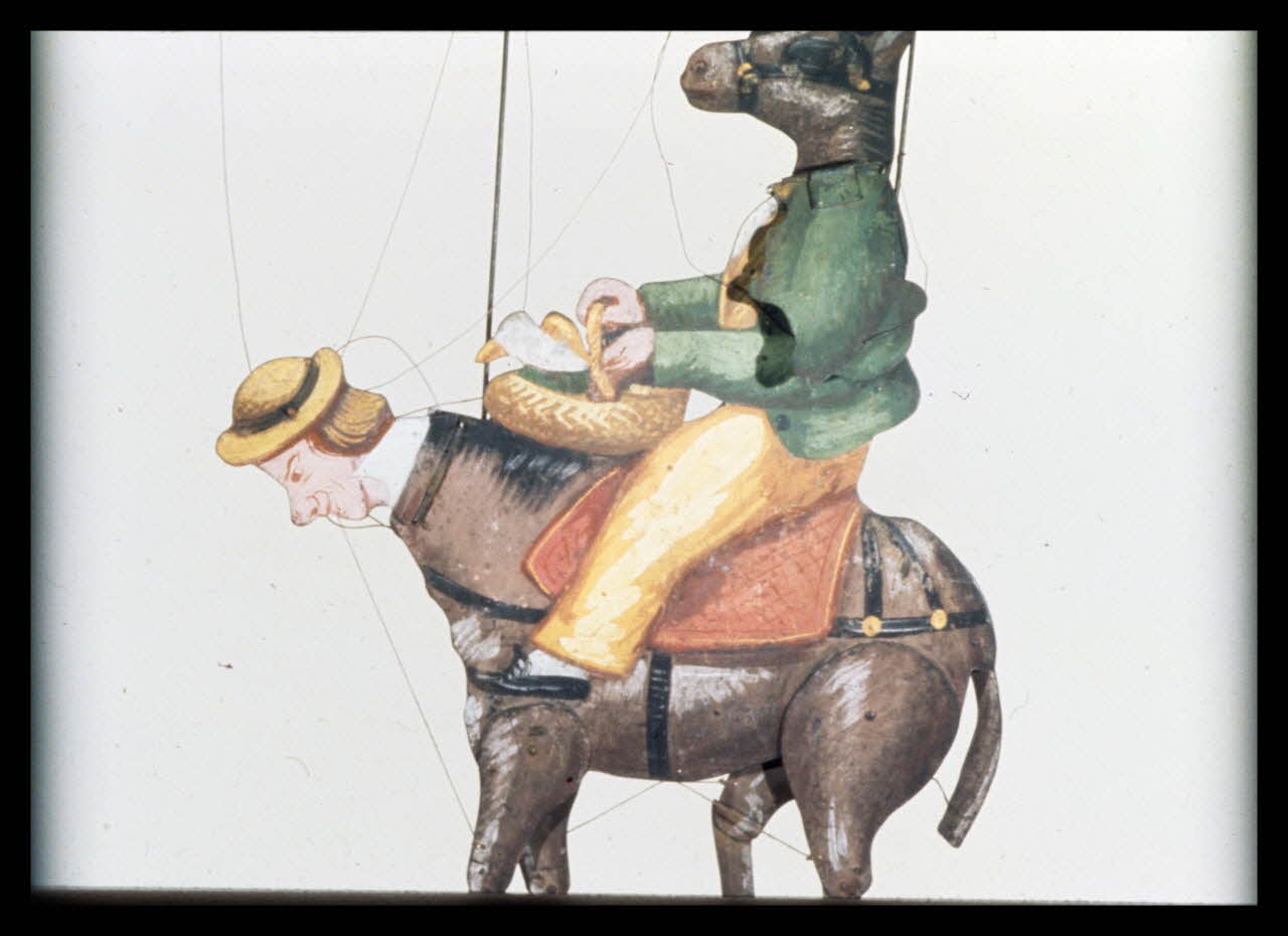Alain Guey photographie Le meunier change de tête avec son âne (forme 2). Marionnette à transformations en tôle peinte du Théâtre des Lilliputiens (Dulaar-Roussel) Ile-de-France, France 1970/2/1 Ph.1970.4.148 Photo