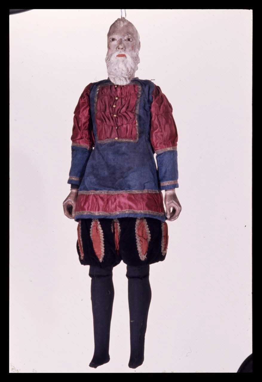 Alain Guey photographie Vieillard. Marionnette (anciennement) à tringles et à fils provenant du quartier Saint-Sauveur à Lille Ile-de-France, France 1970/2/1 Ph.1970.4.161 Photo
