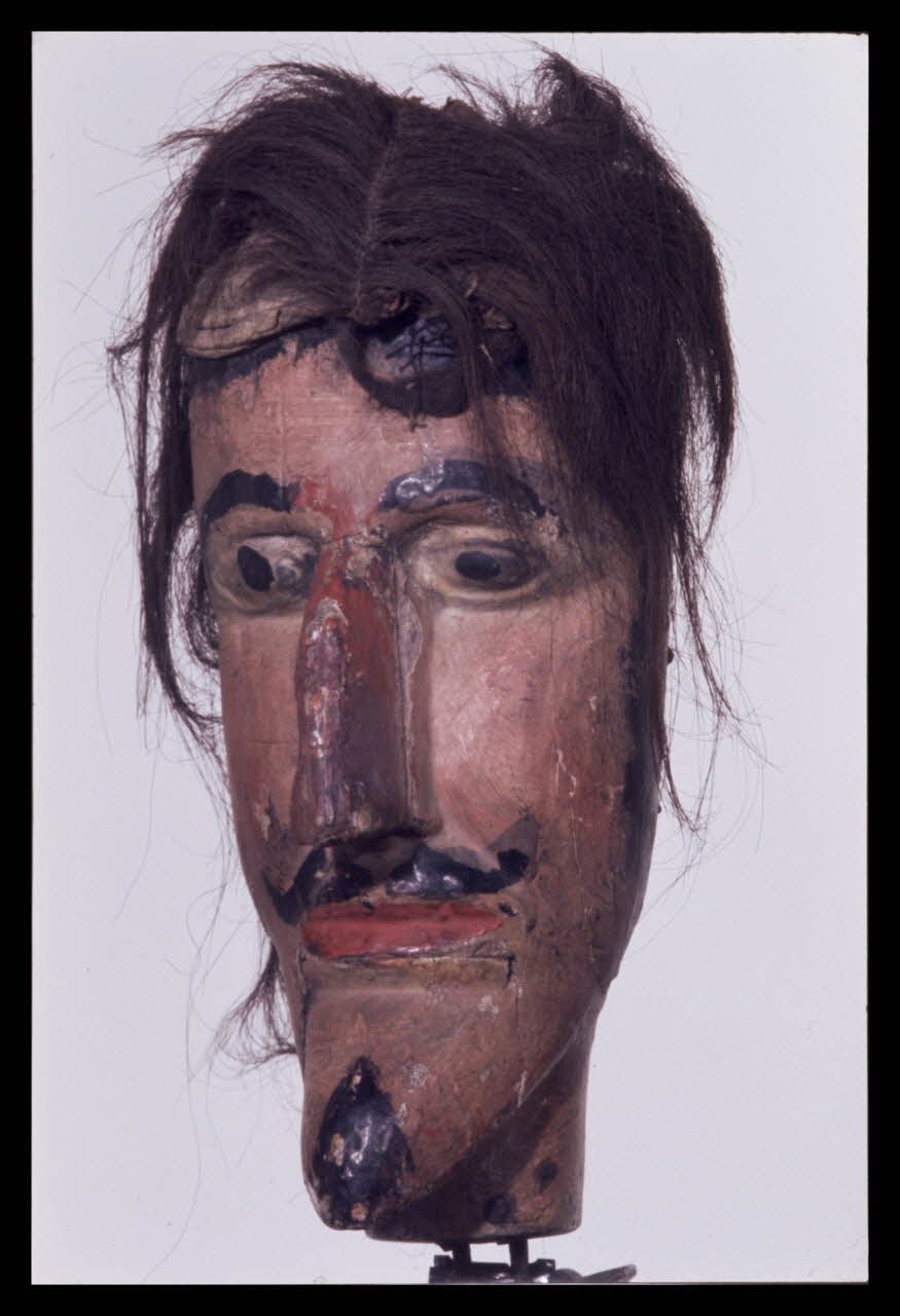 Alain Guey photographie Tête d'homme chevelu. Tête de marionnette (anciennement) à tringles et à fils provenant du quartier Saint-Sauveur à Lille Ile-de-France, France 1970/2/1 Ph.1970.4.167 Photo