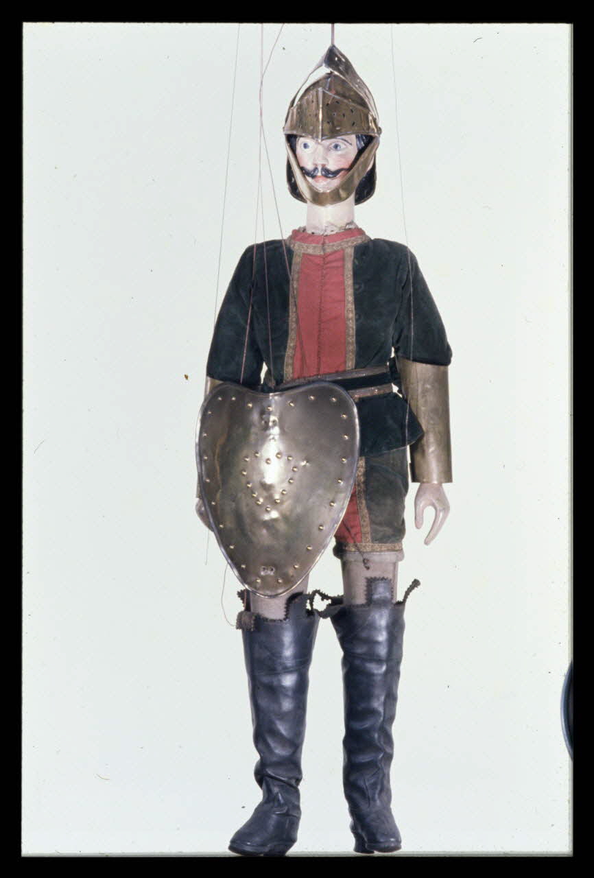 Alain Guey photographie Un des quatre fils Aymon. Marionnette à tringle et à fils du Théâtre Louis et Gustave de Budt (Lille) Ile-de-France, France 1970/2/1 Ph.1970.4.178 Photo