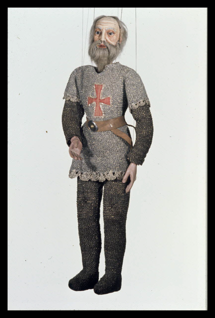 Alain Guey photographie "Le Comte Baudoin". Marionnette à fils du théâtre Pajot-Walton. Personnage vue sur scène pendant "L'entrevue de Péronne" Ile-de-France, France 1970/2/1 Ph.1970.4.188 Photo