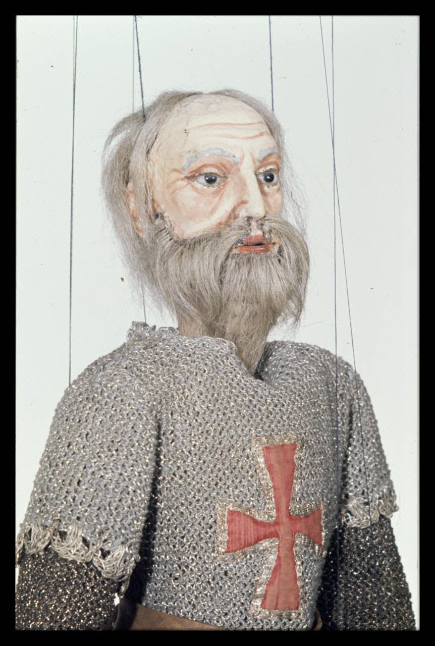 Alain Guey photographie "Le Comte Baudoin". Marionnette à fils du théâtre Pajot-Walton. Personnage vue sur scène pendant "L'entrevue de Péronne" (détail) Ile-de-France, France 1970/2/1 Ph.1970.4.189 Photo