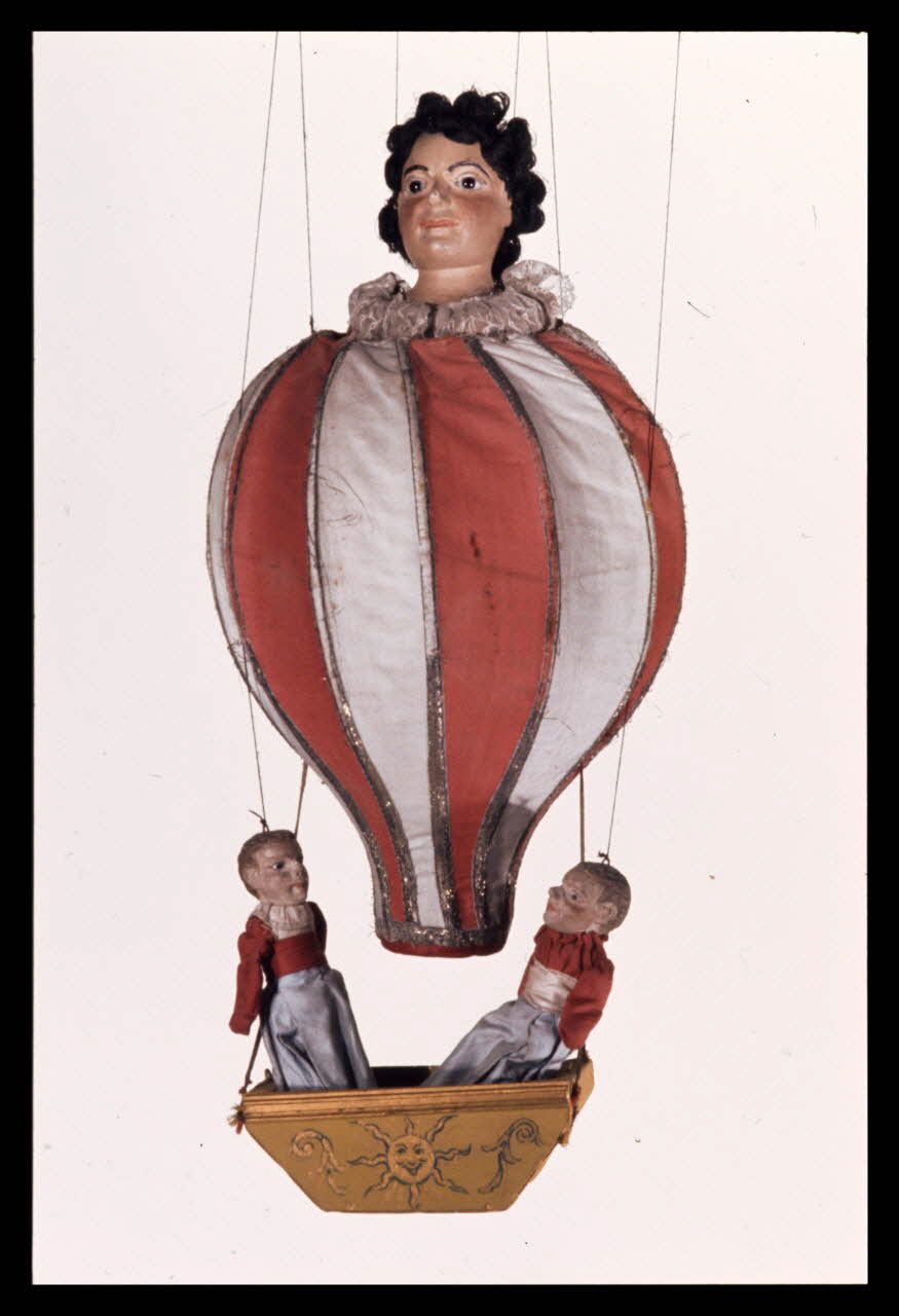 Alain Guey photographie La Mère Blanchard se transformant en ballon. Marionnette à fils du Théâtre Horward (Paris) Ile-de-France, France 1970/2/1 Ph.1970.4.204 Photo