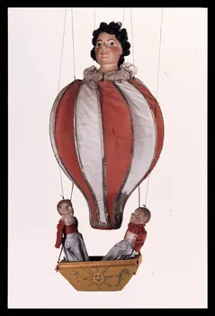 Alain Guey photographie La Mère Blanchard se transformant en ballon. Marionnette à fils du Théâtre Horward (Paris) Ile-de-France, France 1970/2/1 Ph.1970.4.204  Photo