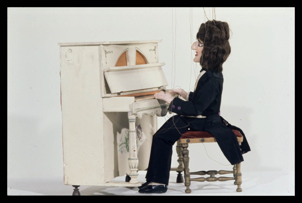 Alain Guey photographie "Le Pianiste". Marionnette à fils du Théâtre des Lilliputiens (Direction Dulaar-Roussel) Ile-de-France, France 1970/2/1 Ph.1970.4.205 Photo