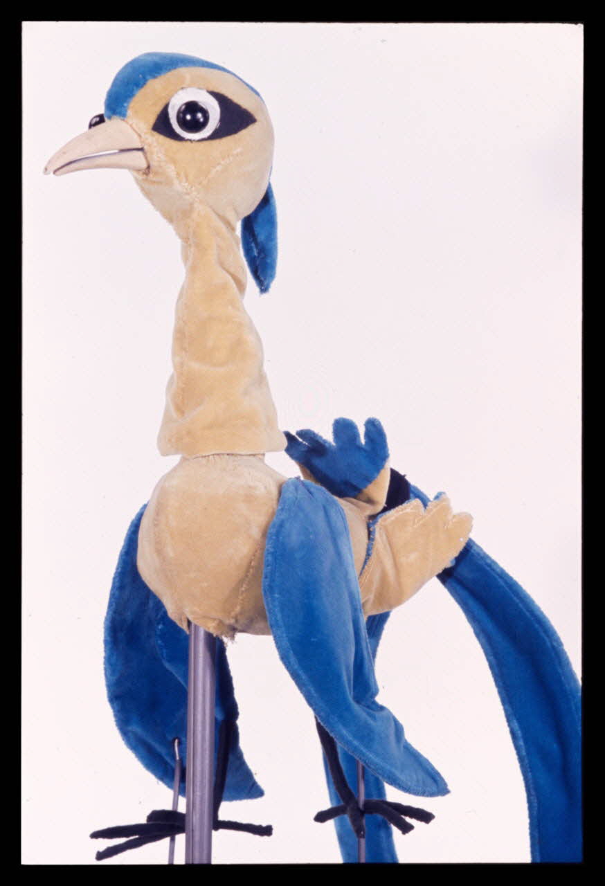 Alain Guey photographie "Les oiseaux d'Aristophane" : Oiseau-Lyre . Marionnette à tige et à tringles du Théâtre Jean et Colette Roche (Crèche bisontine) Ile-de-France, France 1970/2/1 Ph.1970.4.220 Photo