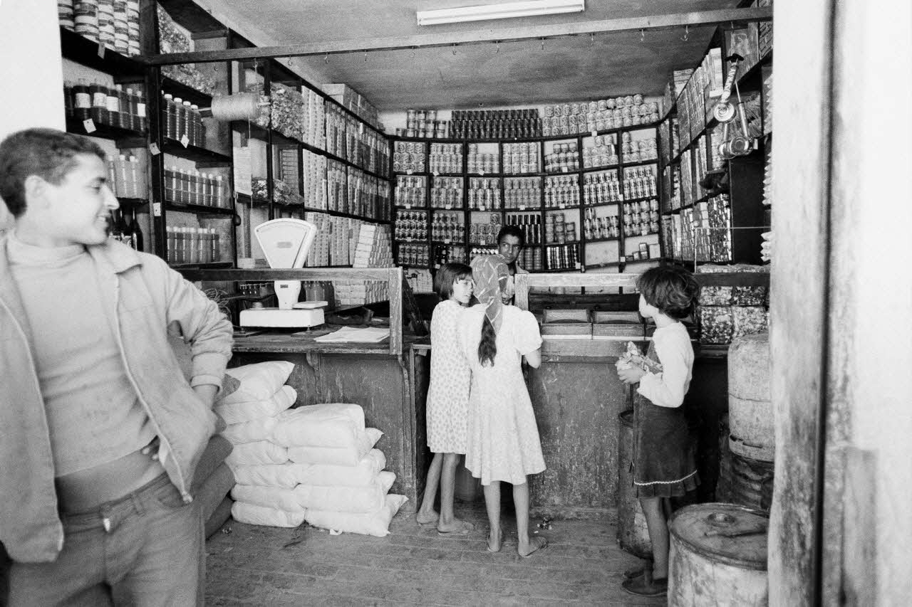 Alain Leloup ; Studio AZA tirage photographique Vieux village Provence-Alpes-Côte d’Azur, Algérie 1979 2021.1.23 Photo Collection Mucem  Alain Leloup