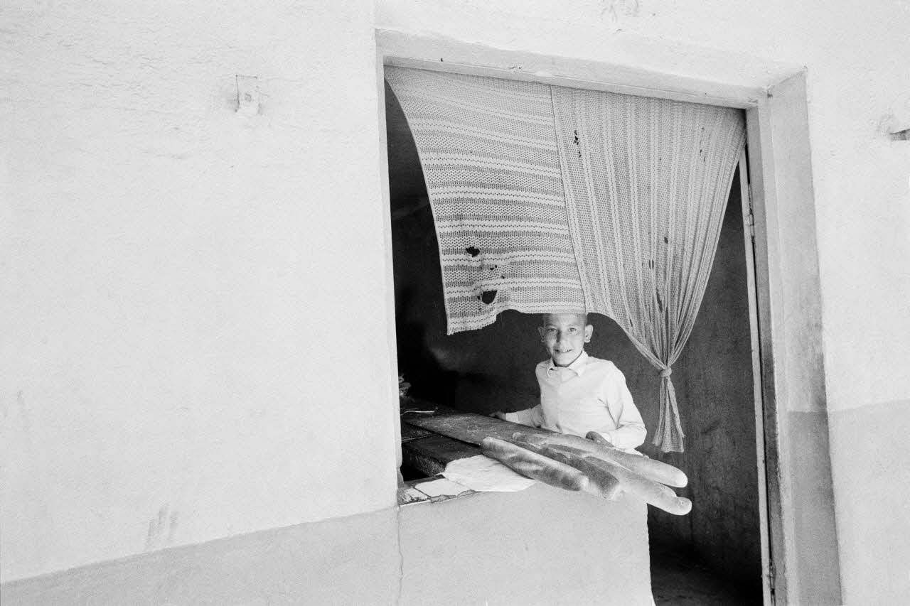 Alain Leloup ; Studio AZA tirage photographique Vieux village Provence-Alpes-Côte d’Azur, Algérie 1979 2021.1.27 Photo Collection Mucem  Alain Leloup