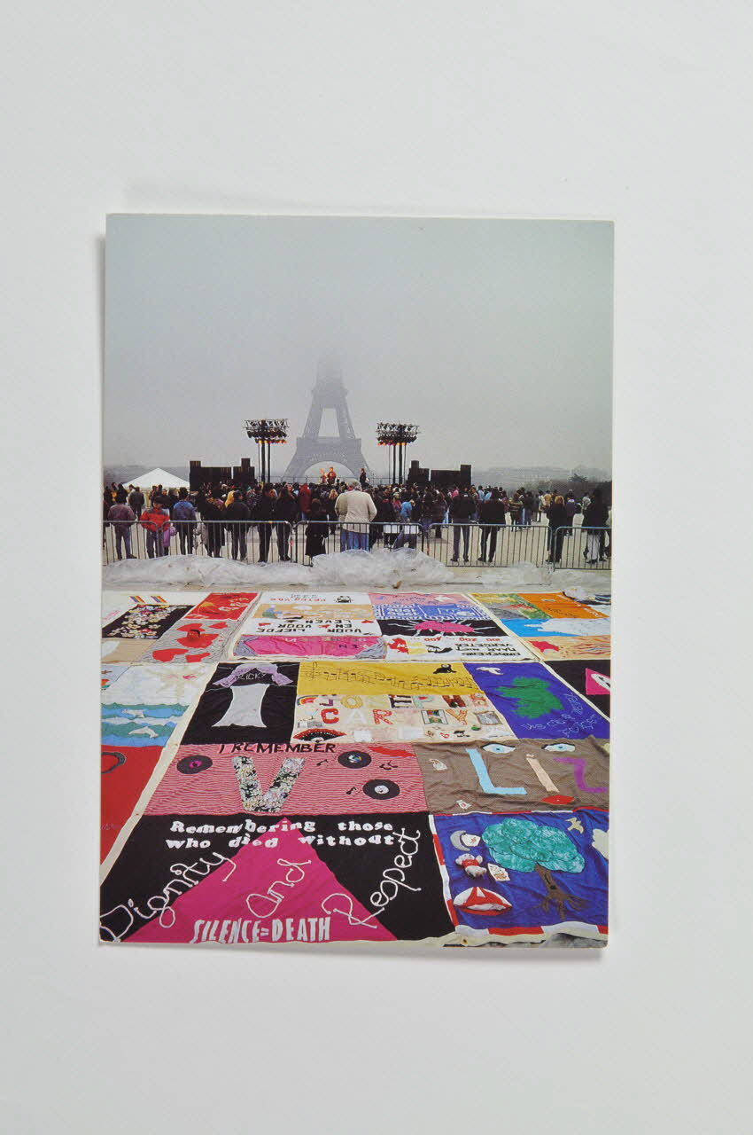 carte postale "Le Patchwork des Noms : déploiement du quilt Européen sous la Tour Eiffel 2002.126.89 Photo Mucem
