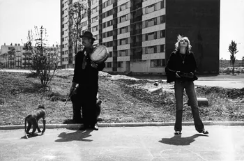 Alexandre Lewkowicz tirage photographique Madeleine, Raymond et la ménagerie ambulante devant des immeubles Ile-de-France, France 1966 2019.15.3 Photo Alexandre Lewkowicz
