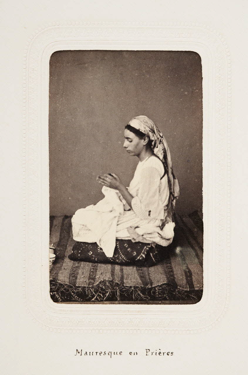 Dubos Frères et Marest tirage photographique Mauresque en prières Algérie 1860-1870 2020.41.1.11 Photo Mucem / Marianne Kuhn