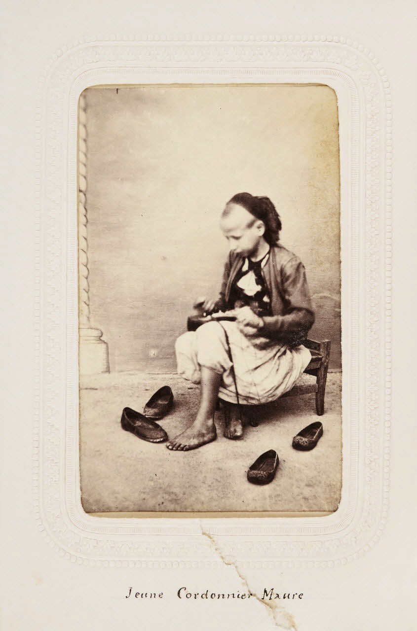 tirage photographique Jeune cordonnier Maure Algérie 1860-1870 2020.41.1.12 Photo Mucem / Marianne Kuhn