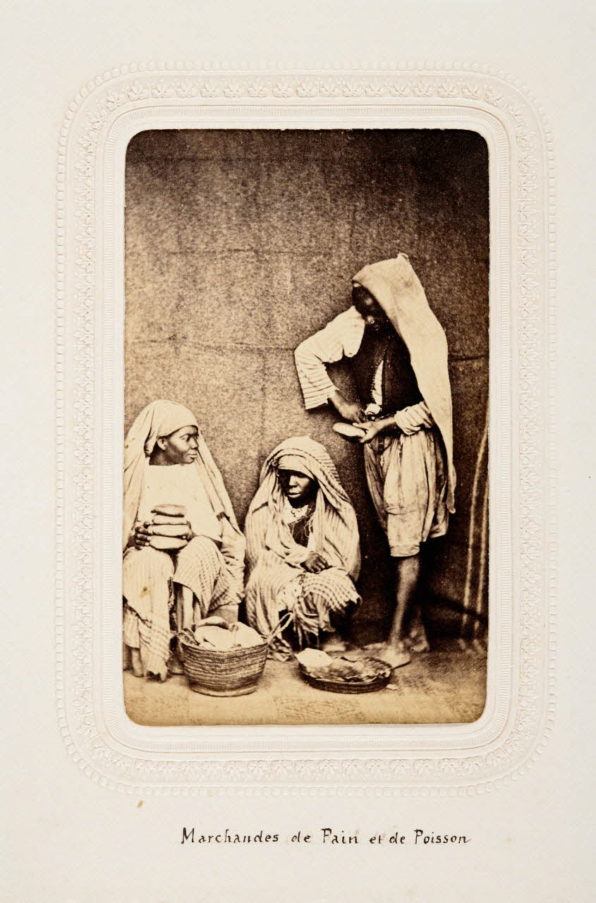 Félix J. Moulin tirage photographique Marchandes de pain et de poisson Algérie 1860-1870 2020.41.1.21 Photo Mucem / Marianne Kuhn