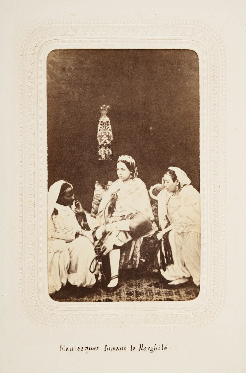 Félix J. Moulin tirage photographique Mauresques fumant le Narghilé Algérie 1860-1870 2020.41.1.25 Photo Mucem / Marianne Kuhn