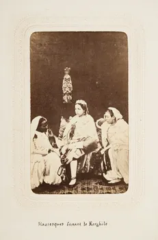 Félix J. Moulin tirage photographique Mauresques fumant le Narghilé Algérie 1860-1870 2020.41.1.25 Photo Mucem / Marianne Kuhn