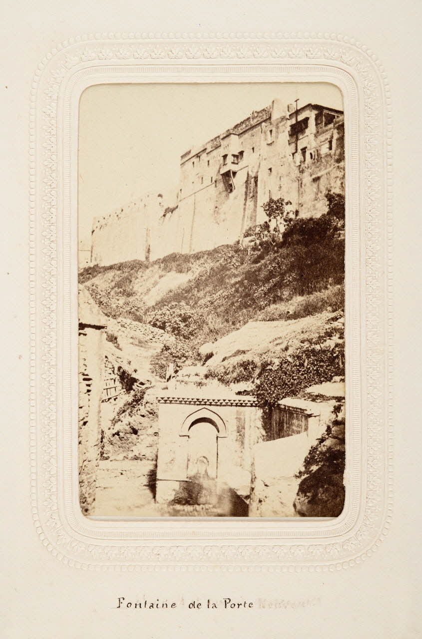 Félix J. Moulin tirage photographique Fontaine de la Porte Algérie 1860-1870 2020.41.1.27 Photo Mucem / Marianne Kuhn