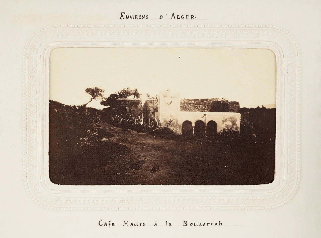 Félix J. Moulin tirage photographique Environs d'Alger. Café Maure à la Bouzaréah Algérie 1860-1870 2020.41.1.32 Photo Mucem / Marianne Kuhn