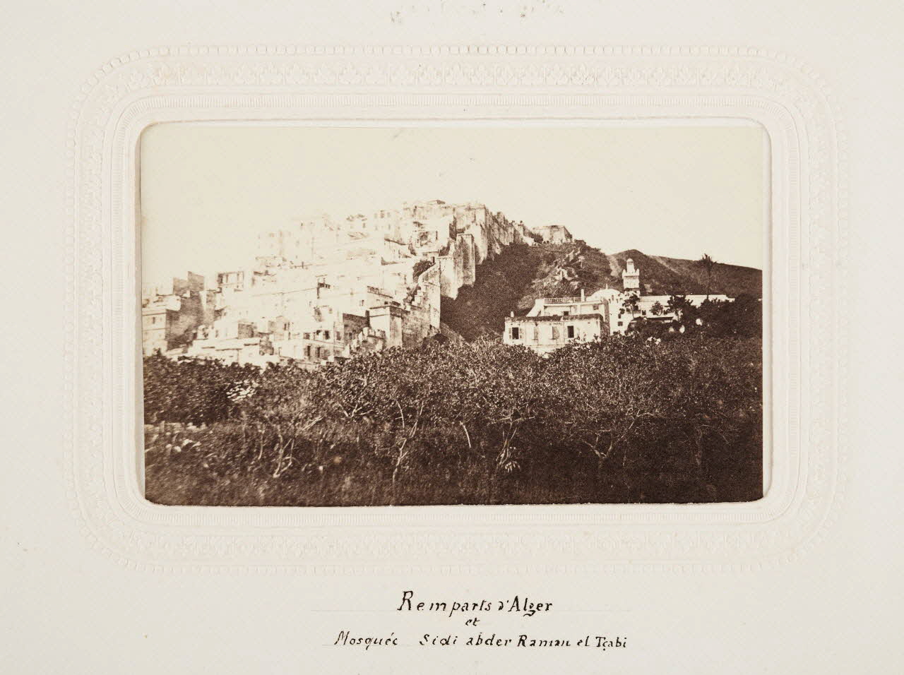 tirage photographique Remparts d'Alger et Mosquée Sidi Abder Raman el Tabi Algérie 1860-1870 2020.41.1.43 Photo Mucem / Marianne Kuhn