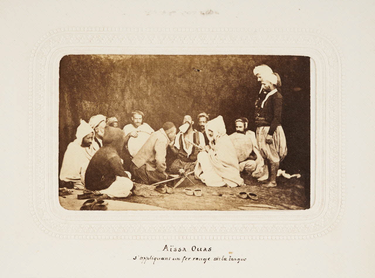 Félix J. Moulin tirage photographique Aïssa Ouas s'appliquant un fer rouge sur la langue Algérie 1860-1870 2020.41.1.55 Photo Mucem / Marianne Kuhn