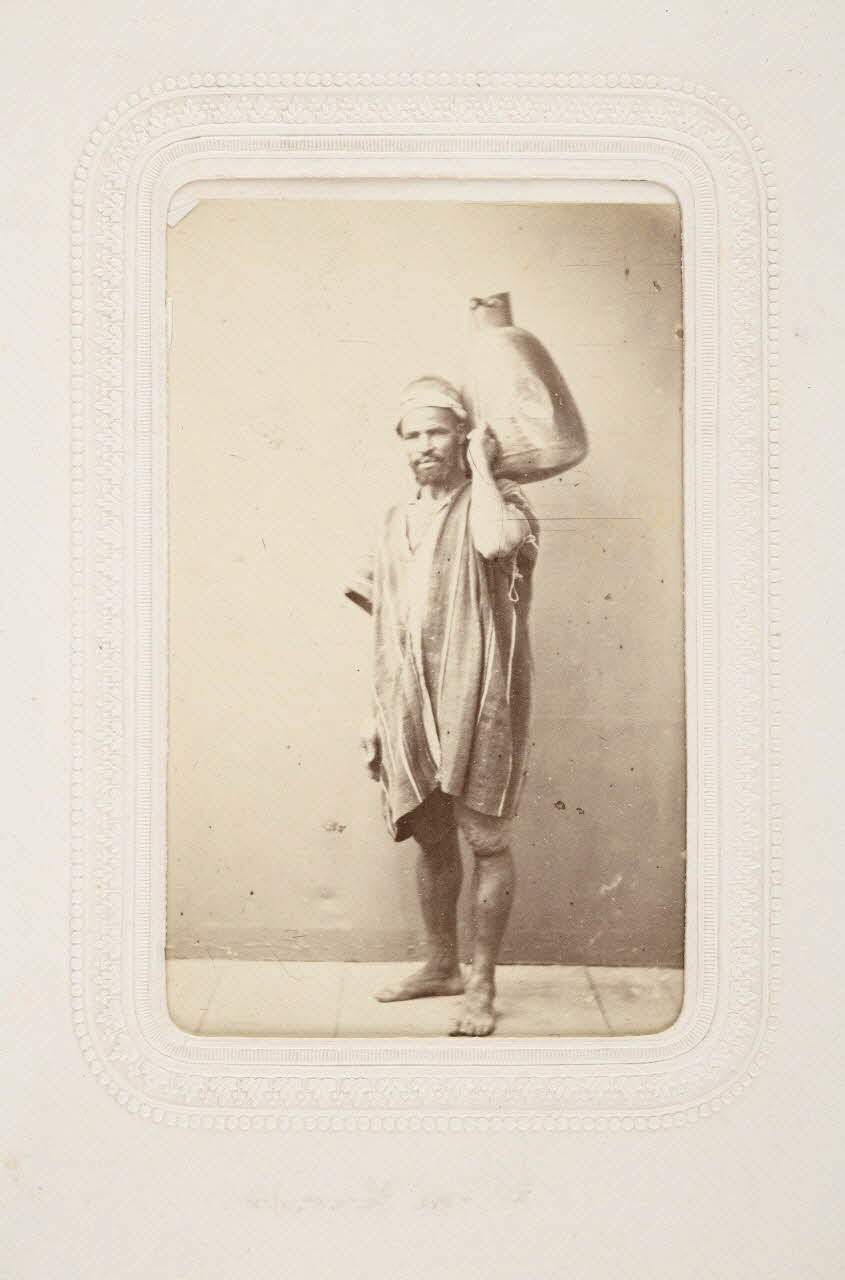 tirage photographique Porteur d'eau Algérie 1860-1870 2020.41.1.6 Photo Mucem / Marianne Kuhn