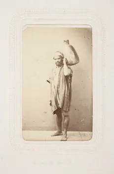 tirage photographique Porteur d'eau Algérie 1860-1870 2020.41.1.6 Photo Mucem / Marianne Kuhn